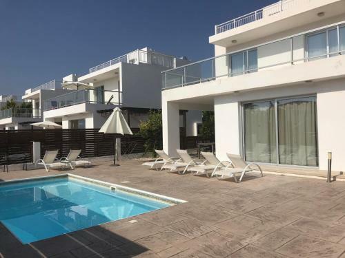 Coral Bay Villa 7, Walking Distance To The Beach