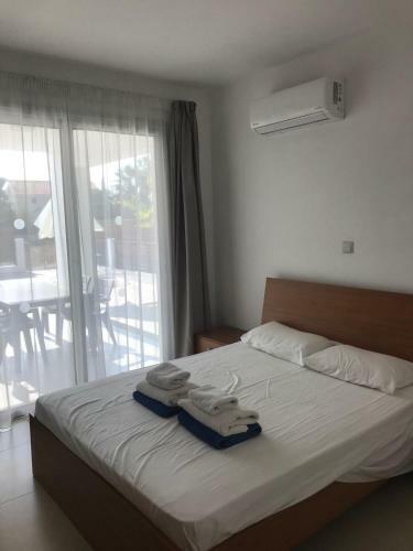 Coral Bay Villa 7, Walking Distance To The Beach