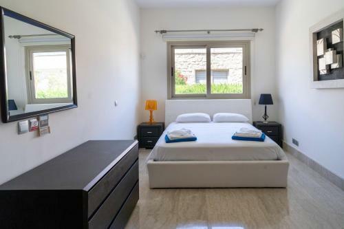 Villa Harmonia - 4 Bedroom Luxury Beach Front Villa With Private Swimming Pool