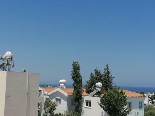 3 Bedroom 2 Bathroom Spacious Apartment With Communal Pool