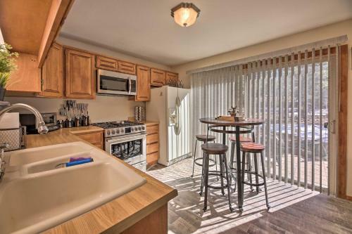 Pinetop Lakes Getaway With Wraparound Deck!