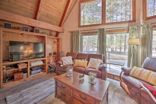 Pinetop Lakes Getaway With Wraparound Deck!