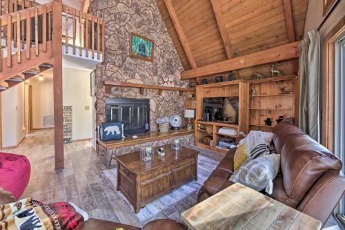 Pinetop Lakes Getaway With Wraparound Deck!