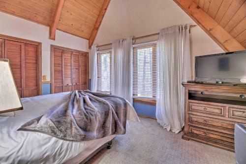 Pinetop Lakes Getaway With Wraparound Deck!