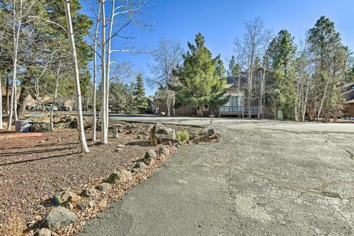 Relaxing Pinetop Townhome With Deck And Grill!