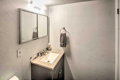 Kingman Apartment Less Than 2 Miles To Route 66 Sign!
