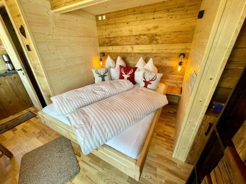 Tiny House Singer - Contactless Check-in