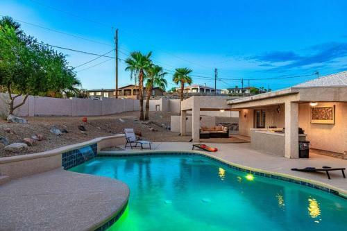 Resort Style Living W/ Pool, Spa, Games