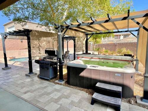 Spacious Lake Home W/ Heated Pool & Spa