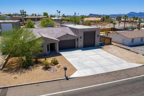 Spacious Lake Home W/ Heated Pool & Spa