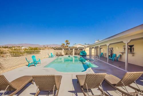 Palm Paradise Water Views Heated Pool & Spa!