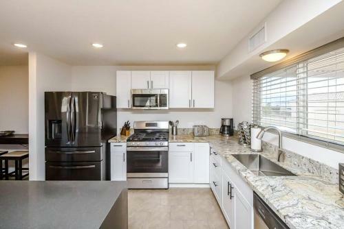 Palm Paradise Water Views Heated Pool & Spa!