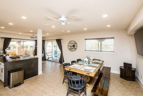 Palm Paradise Water Views Heated Pool & Spa!