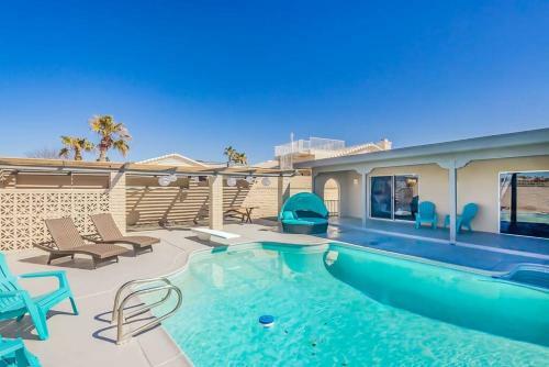 Palm Paradise Water Views Heated Pool & Spa!