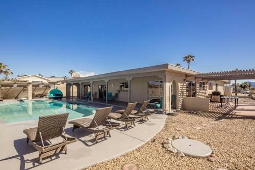 Palm Paradise Water Views Heated Pool & Spa!