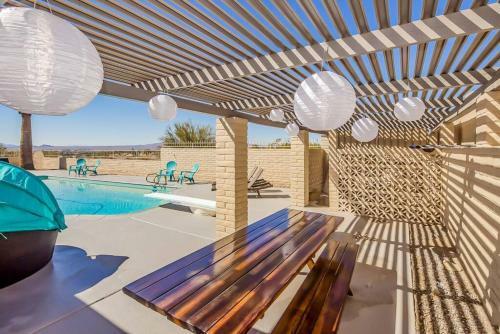 Palm Paradise Water Views Heated Pool & Spa!