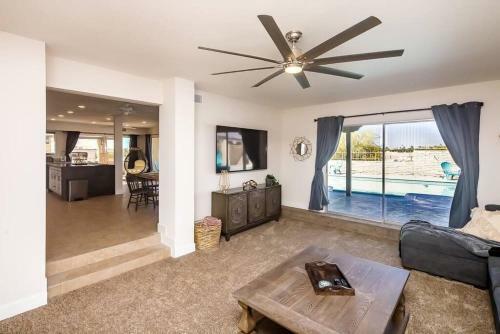 Palm Paradise Water Views Heated Pool & Spa!
