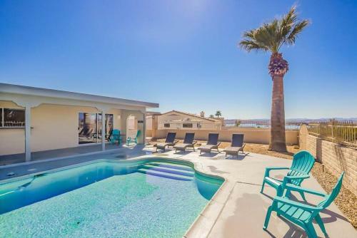 Palm Paradise Water Views Heated Pool & Spa!