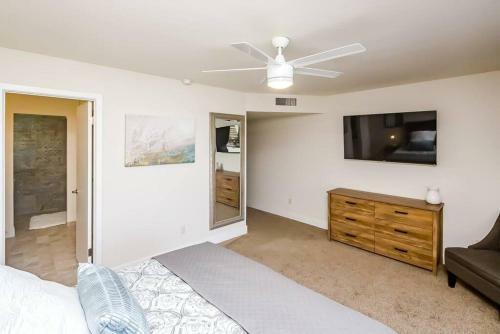 Palm Paradise Water Views Heated Pool & Spa!