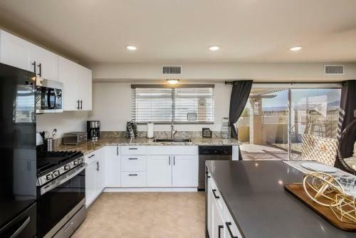 Palm Paradise Water Views Heated Pool & Spa!