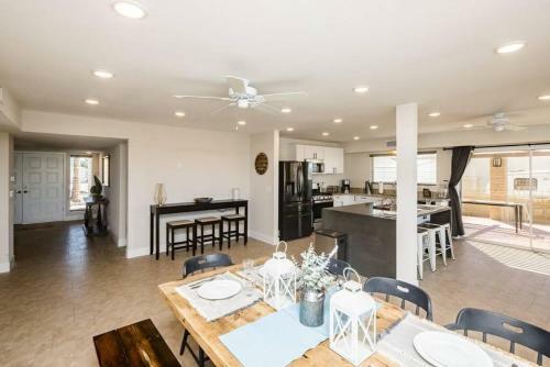 Palm Paradise Water Views Heated Pool & Spa!