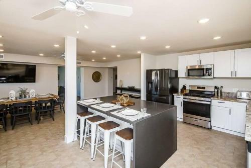 Palm Paradise Water Views Heated Pool & Spa!