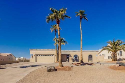 Palm Paradise Water Views Heated Pool & Spa!