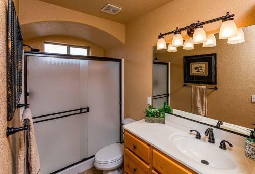 New! Lake Views Elevated Luxury W/ Heated Pool, Spa & Firepit