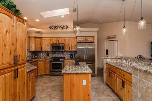 New! Lake Views Elevated Luxury W/ Heated Pool, Spa & Firepit