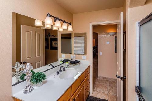New! Lake Views Elevated Luxury W/ Heated Pool, Spa & Firepit