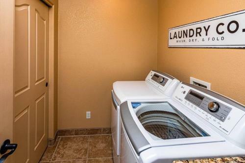 New! Lake Views Elevated Luxury W/ Heated Pool, Spa & Firepit