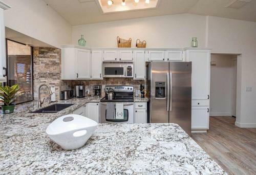 New! 3br Tropical Oasis Pool And Stunning Views