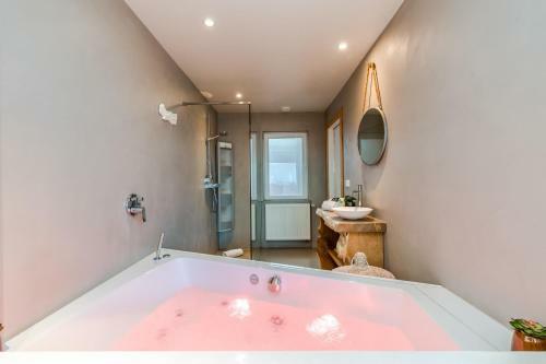 Relaxing Wellness Apartment With Sauna, Jacuzzi And 2 Terraces