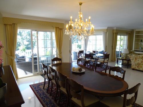 Spacious 700m2 Villa, Golfers Paradise.