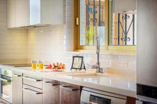 Villa Mimosa Sleeps 8 With Guest House.