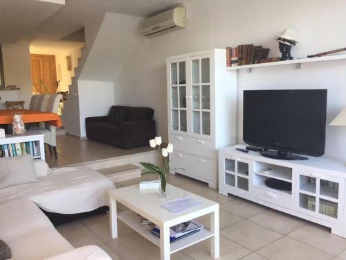 Sea Frontline Apartment 'ernesto'. Pool. Wifi