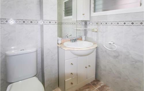 Stunning Apartment In Santa Pola With 4 Bedrooms