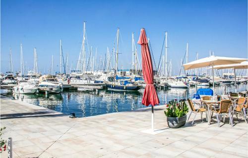 Stunning Apartment In Santa Pola With 4 Bedrooms