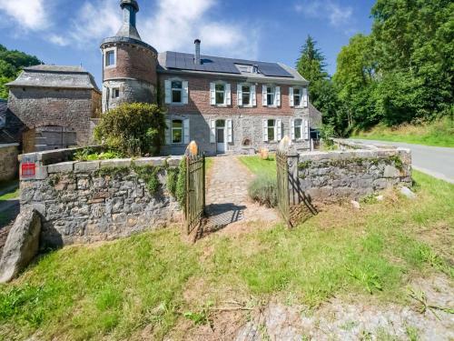 Castle In Ferri�res With A Garden, Terrace And Pond