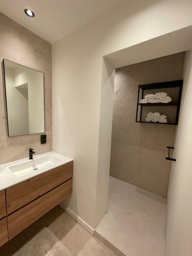 3 Room Luxury Design Apartment