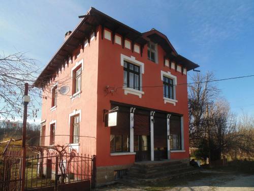 Hostal Unique Art House For 10 With Near Nature - ?????? ?? ?????????