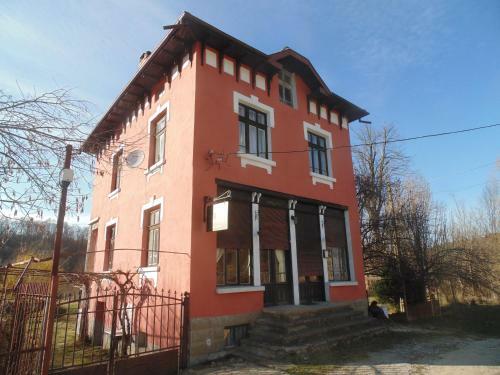 Hostal Unique Art House For 10 With Near Nature - ?????? ?? ?????????