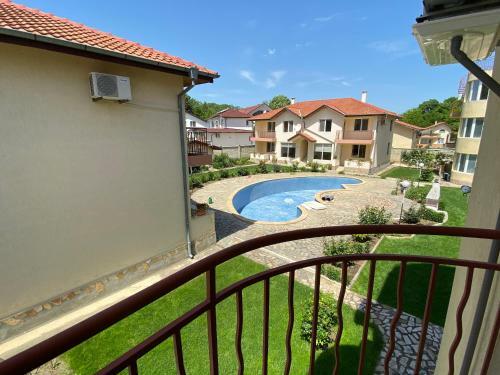 Apartments In Complex Daisy