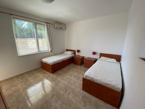 Apartments In Complex Daisy