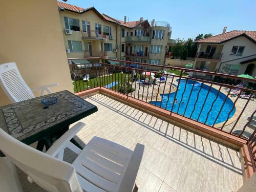 Apartments In Complex Daisy
