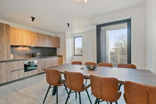 New And Modern Spacious 3 Bedroom Apartment With Private Double Garage