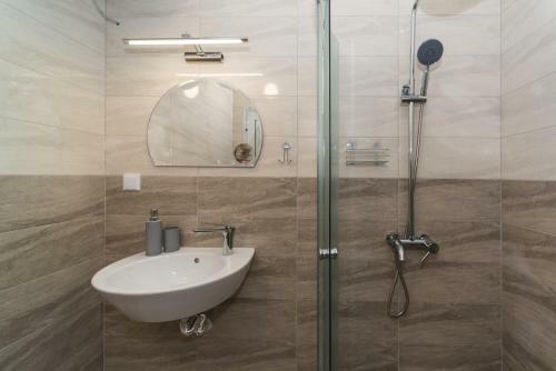 Alma Apartment - Stylish 1bd Flat With Balcony