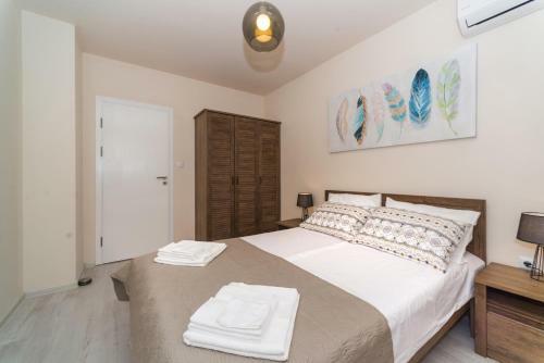 Alma Apartment - Stylish 1bd Flat With Balcony