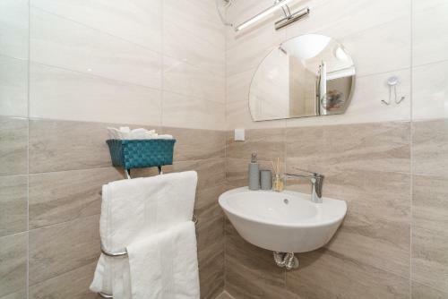Alma Apartment - Stylish 1bd Flat With Balcony