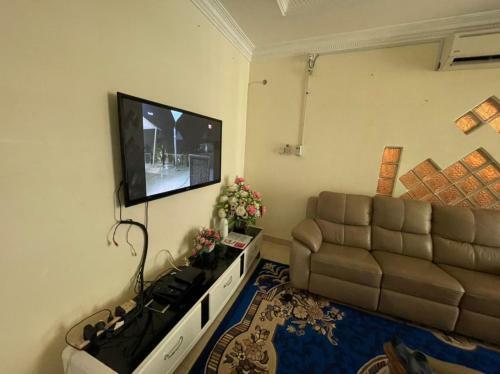 Oyo Home 90425 Embun Homestay 1